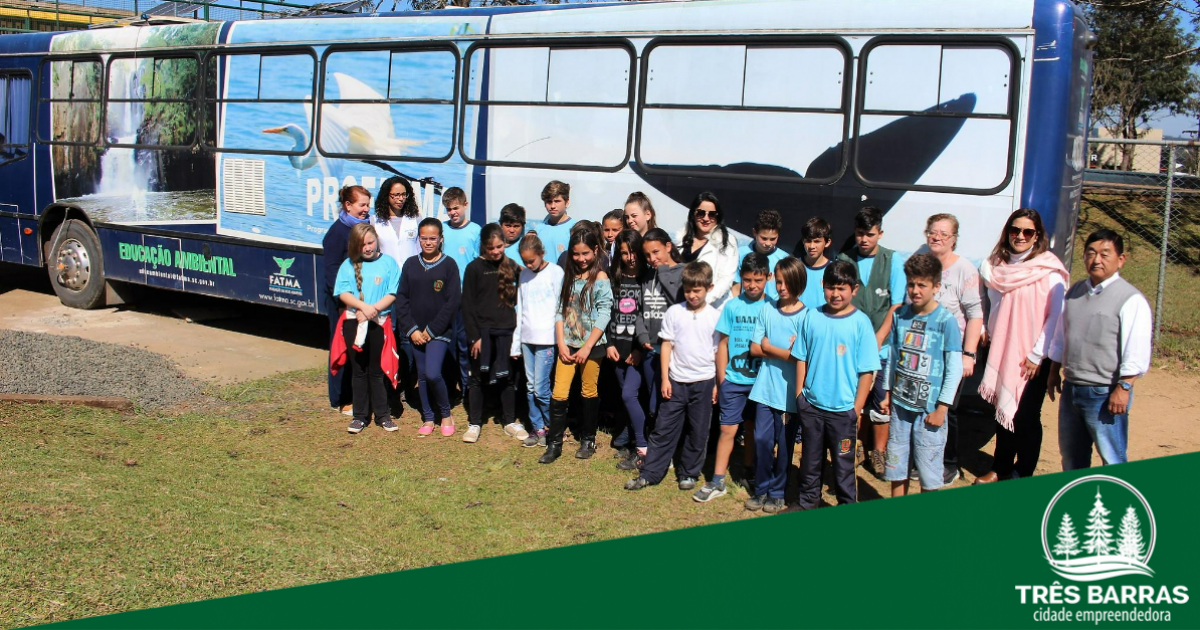 Eco-ônibus visita escolas municipais para promover a consciência ambiental aos estudantes