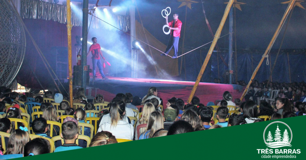 Espetáculos circense encantam alunos das redes municipal e estadual de ensino