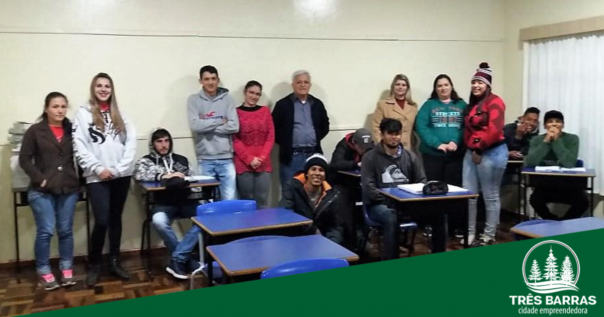 Prefeito visita alunos do Ceja e ouve demandas da comunidade escolar Guita Federmann
