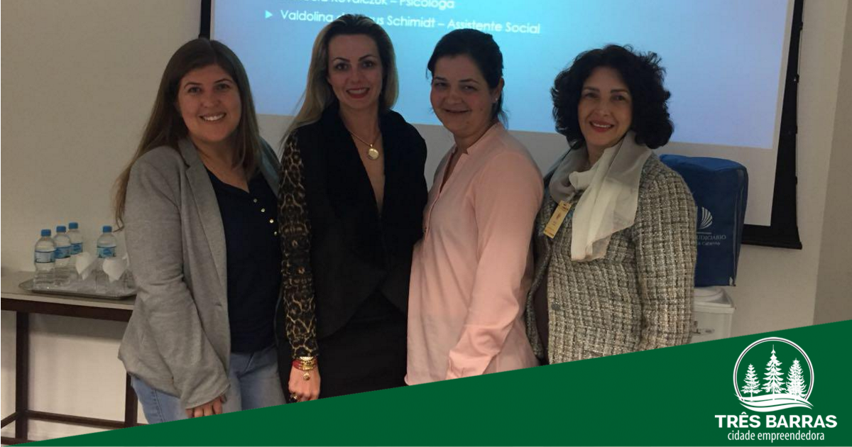Equipe técnica do Lar São Francisco de Assis ministra palestra durante evento no Fórum da Comarca