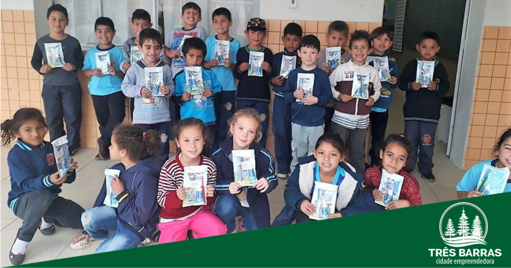 Mil kits de saúde bucal são entregues para alunos de escolas municipais