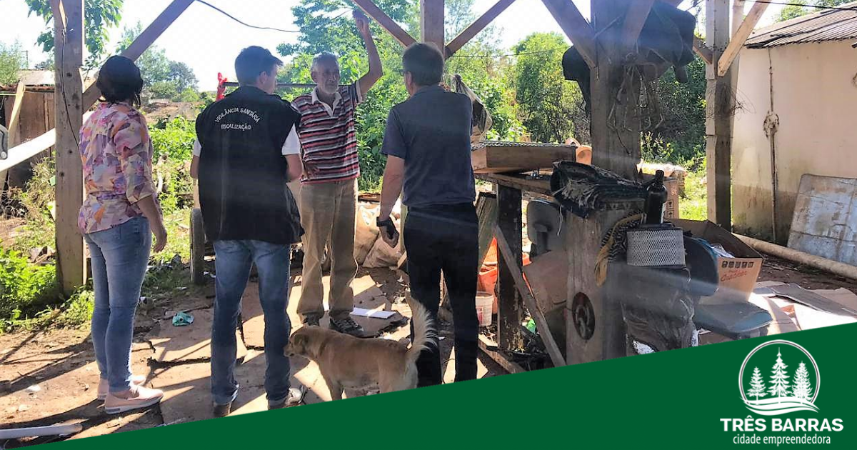 Catadores de recicláveis recebem orientações sobre como armazenar e destinar materiais não utilizados