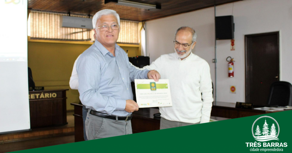 Prefeito recebe comenda por instalação de sistema de conversão de energia solar no Caic