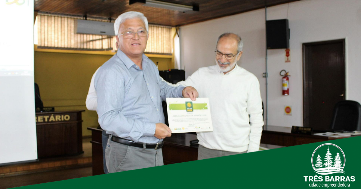 Prefeito recebe comenda por instalação de sistema de conversão de energia solar no Caic