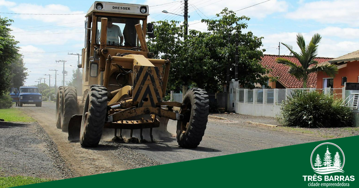 Prefeitura trabalha na recuperação de ruas e estradas danificadas pelas chuvas