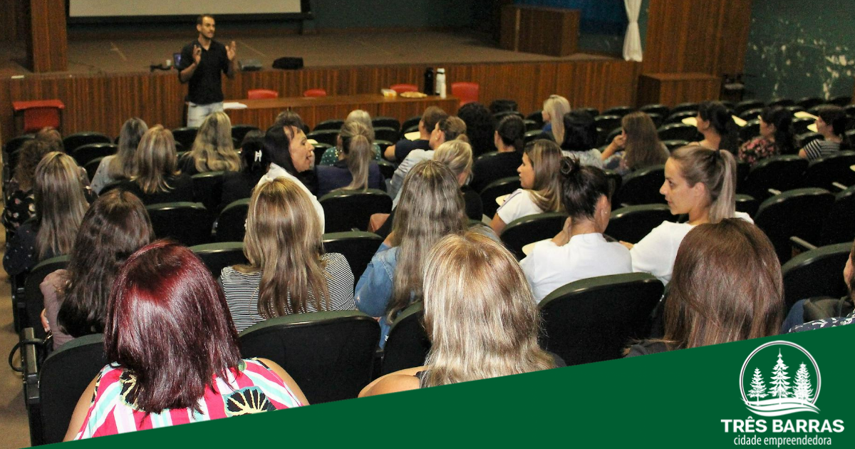 Professores da rede municipal de ensino participam de capacitações em Três Barras