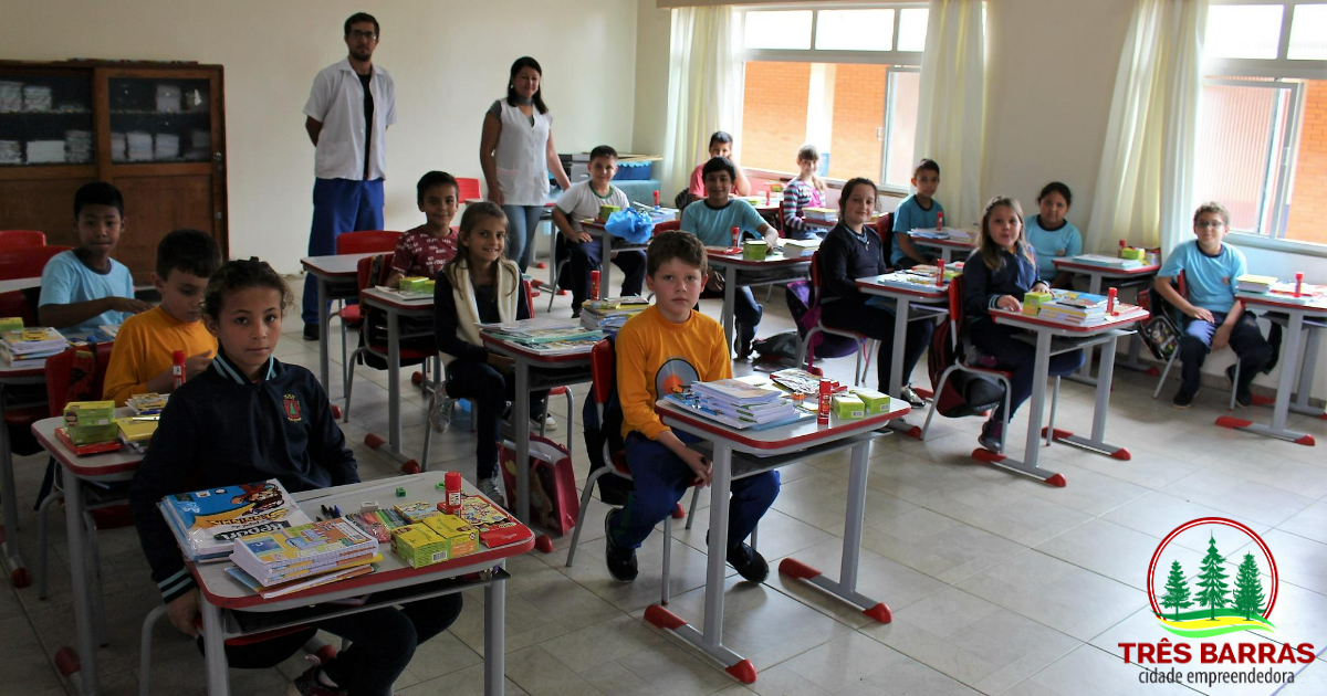 Kits de material escolar começam a ser entregues aos alunos do ensino fundamental