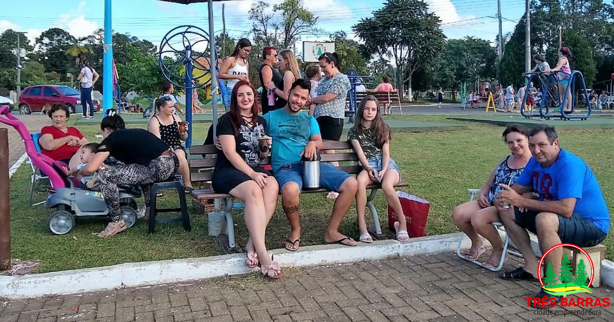 Matinê de Carnaval atrai crianças e famílias à praça central de Três Barras