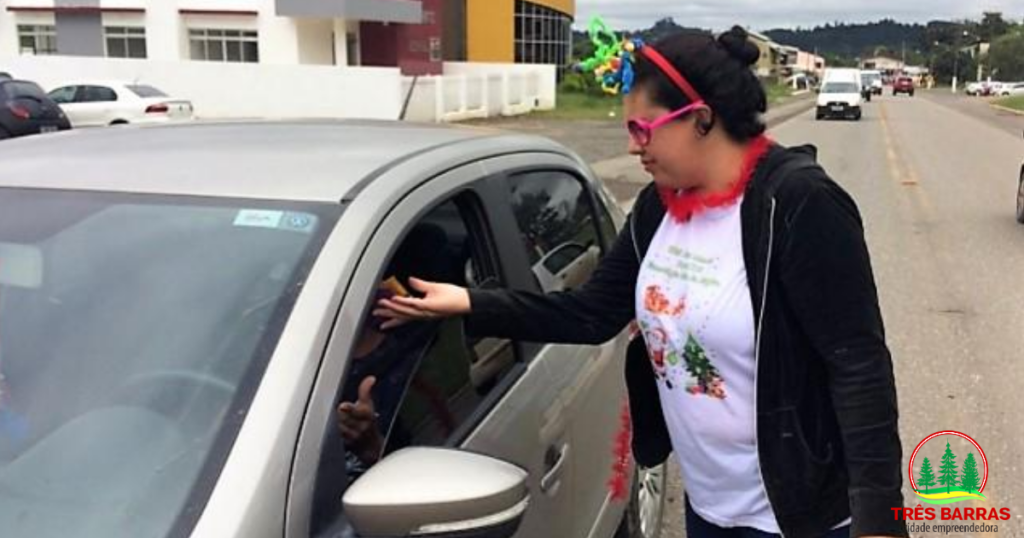 “Pedágio de Carnaval” distribui panfletos sobre DST e preservativos