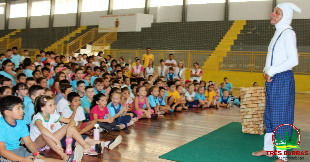 Apresentações de peça infantil reúnem mais de 1400 estudantes da rede municipal de ensino
