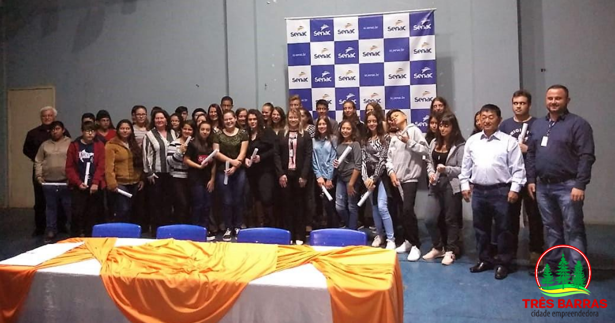Estudantes da rede municipal recebem certificados por conclusão de curso de iniciação profissional