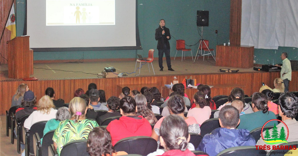 “A importância da mãe na família” é tema de palestras com beneficiários de programas sociais e comunidade