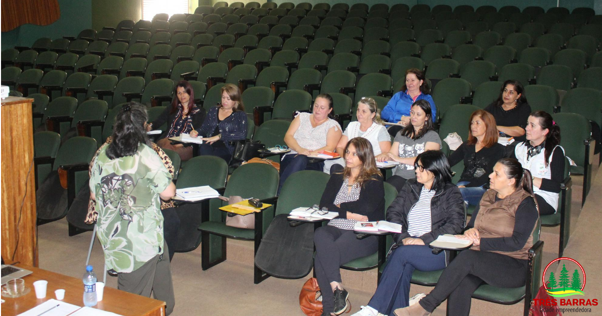 Capacitação reúne diretoras escolares da rede municipal de ensino