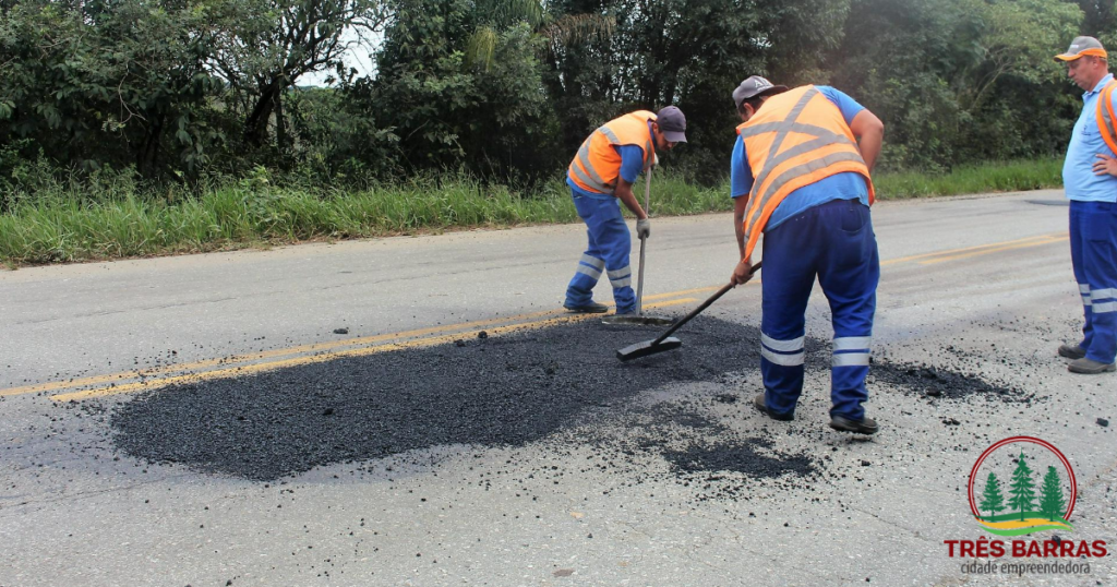 Prefeitura de Três Barras custeia operação tapa buracos na SC-120