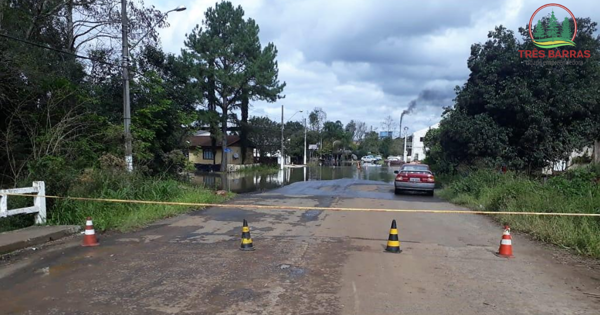 Alagamentos: interditado acesso à Avenida José Nunes Cavalheiro pela Rua Lumber