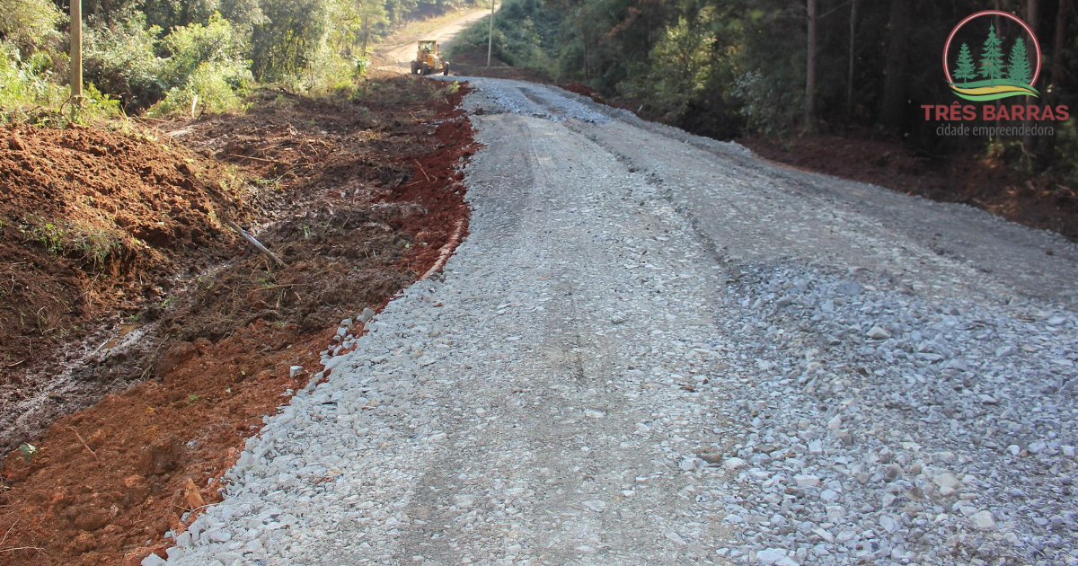 Governo de Três Barras conclui aterramento em estrada interiorana
