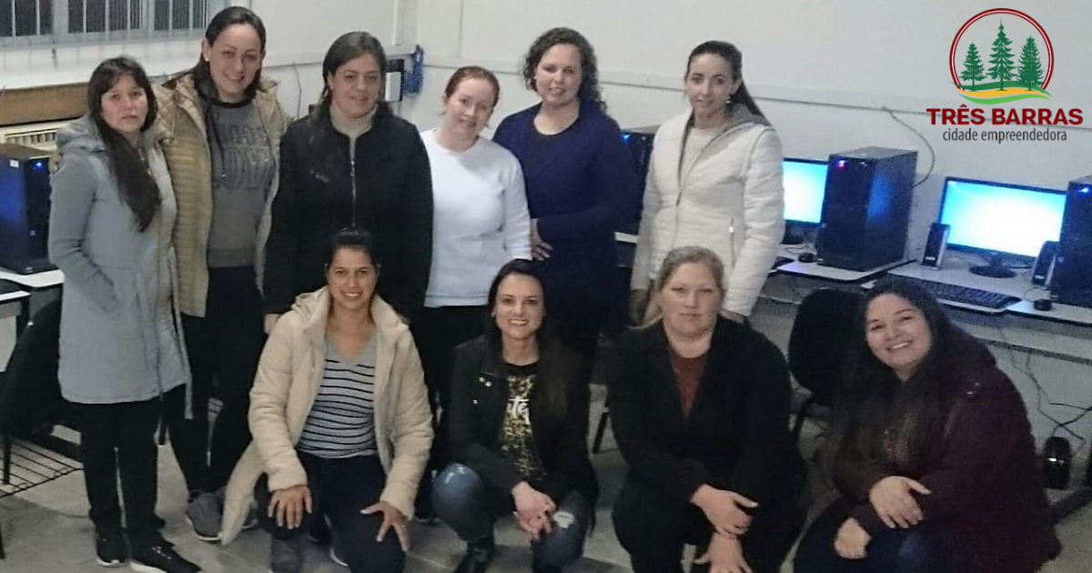 Atendentes de farmácia participam de capacitação sobre sistema de informatização