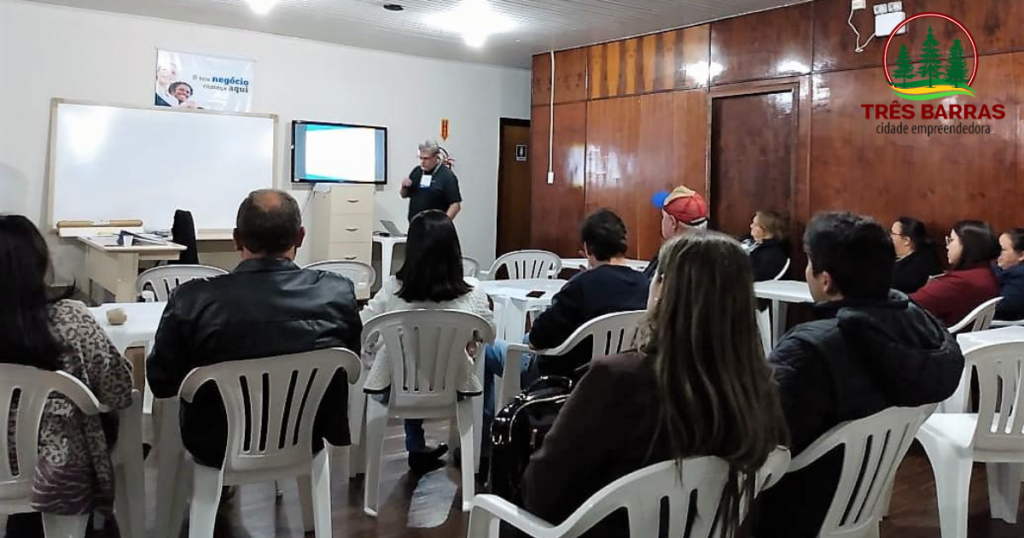 Microempreendedores, empresários e comunidade participam de palestra sobre Educação Financeira