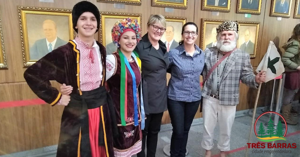 Representantes de Três Barras animam a Alesc mostrando cultura regional durante lançamento de frente parlamentar