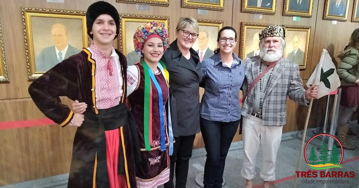 Representantes de Três Barras animam a Alesc mostrando cultura regional durante lançamento de frente parlamentar