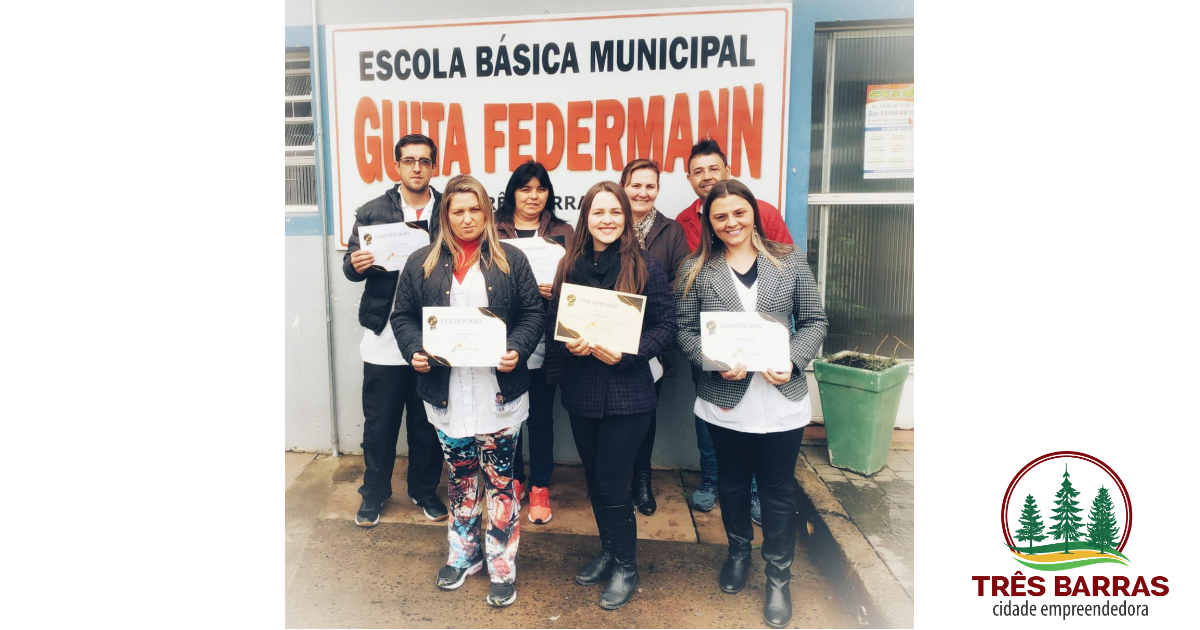 Educadores especiais recebem certificados por conclusão de curso de capacitação