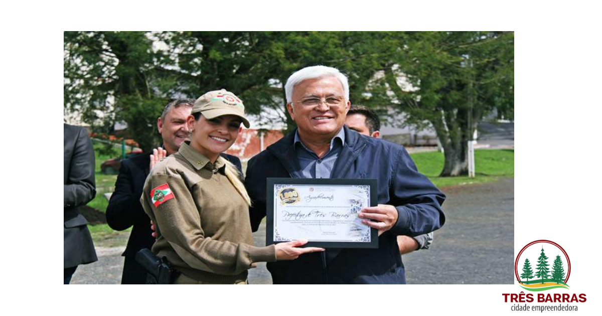 Shimoguiri recebe placa em forma de agradecimento ao apoio da Prefeitura às ações da PM