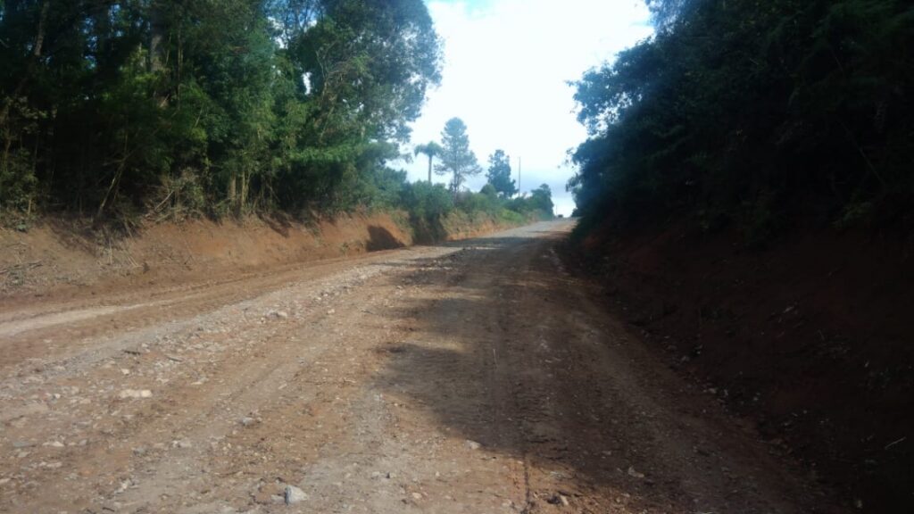 VIAÇÃO E OBRAS TRABALHA NA RECUPERAÇÃO DO TRECHO PARCIAL DO DESVIO VIÁRIO E DA ESTRADA DO RIO DA PONTE