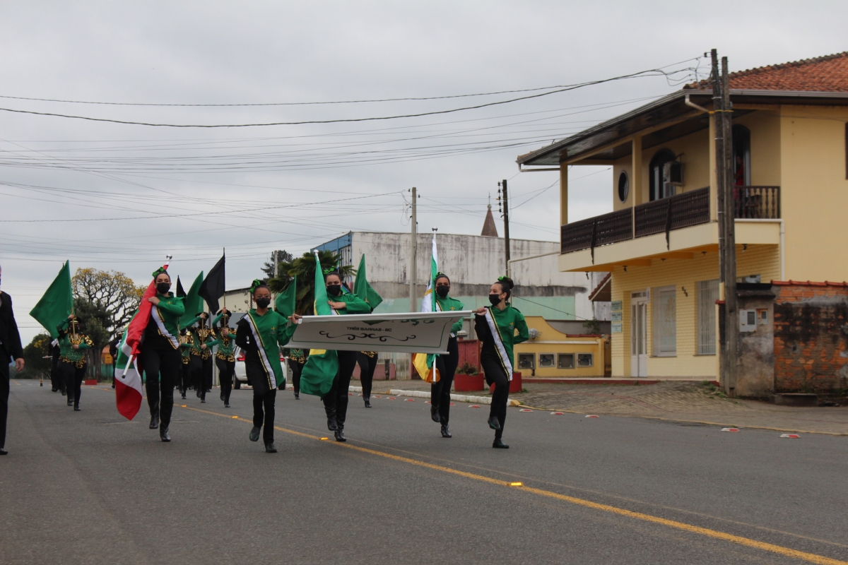 BANDA MARCIAL JOÃO PAULO II REALIZA DESFILE CÍVICO EM TRÊS BARRAS
