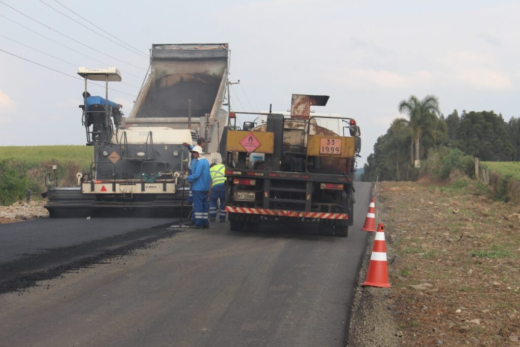 OBRAS: FOI INICIADA A PAVIMENTAÇÃO ASFÁLTICA DE MAIS DOIS TRECHOS DA ESTRADA TRANSFALCÔNICA EM TRÊS BARRAS