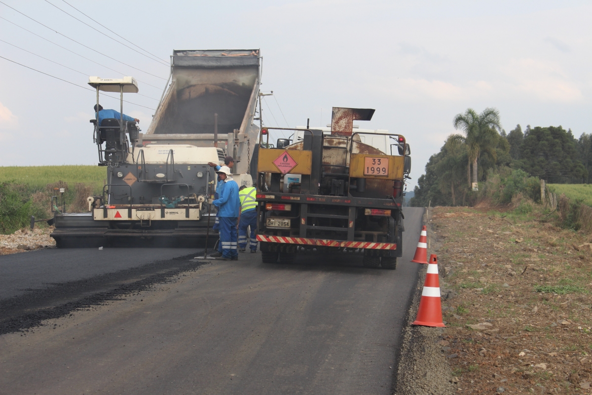 OBRAS: FOI INICIADA A PAVIMENTAÇÃO ASFÁLTICA DE MAIS DOIS TRECHOS DA ESTRADA TRANSFALCÔNICA EM TRÊS BARRAS