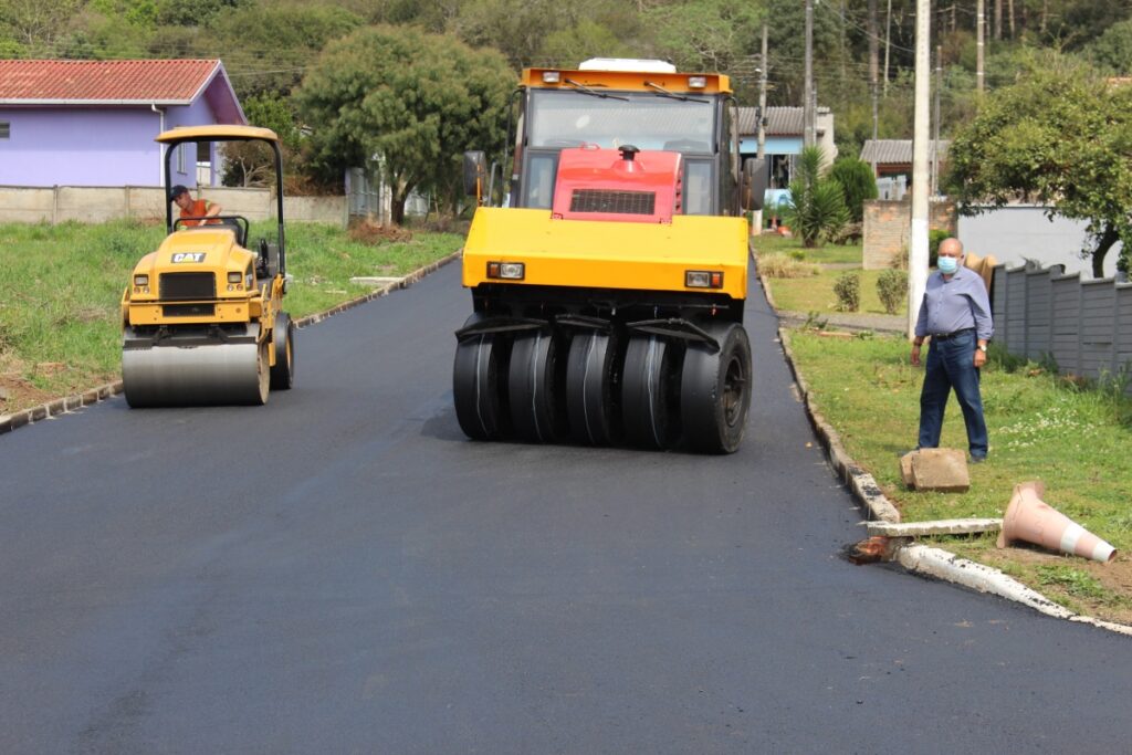 OBRAS: MAIS DUAS RUAS SÃO ASFALTADAS E ENTREGUES À POPULAÇÃO DO BAIRRO JOÃO PAULO II EM TRÊS BARRAS