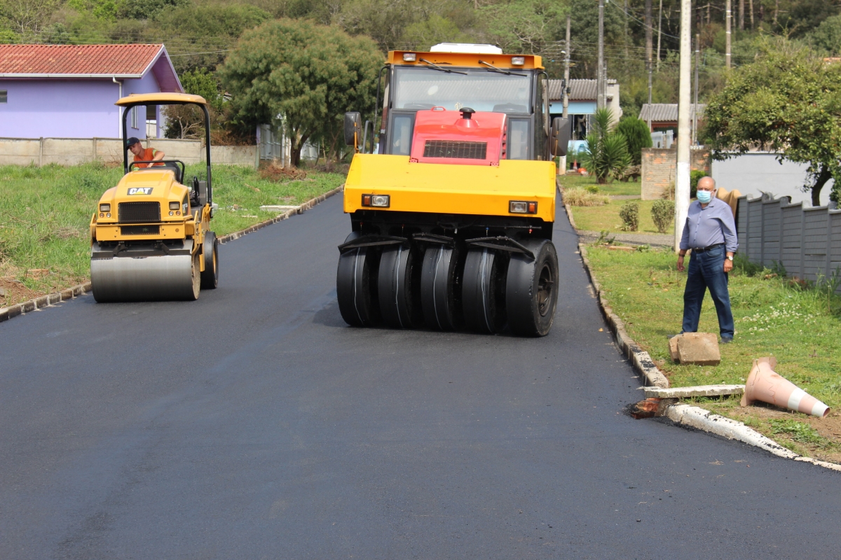 OBRAS: MAIS DUAS RUAS SÃO ASFALTADAS E ENTREGUES À POPULAÇÃO DO BAIRRO JOÃO PAULO II EM TRÊS BARRAS