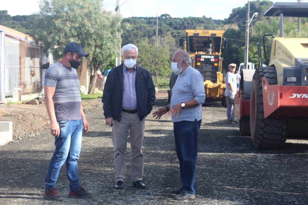 PREFEITO DE TRÊS BARRAS ACOMPANHA TRABALHOS DE PAVIMENTAÇÃO ASFÁLTICA EM RUA NO BAIRRO BOM JESUS