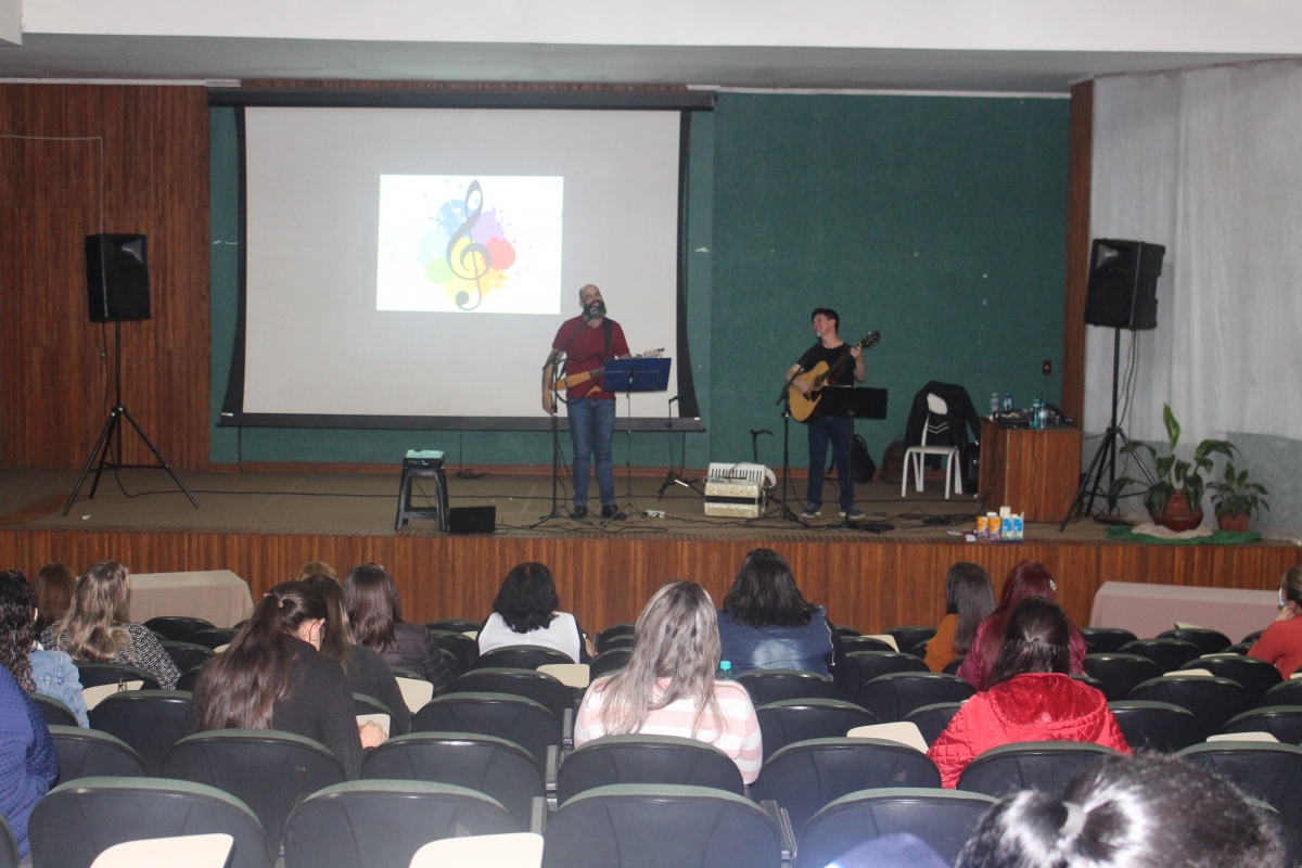 PROFESSORES PARTICIPAM DE PALESTRAS ALUSIVAS AO DIA DO PROFESSOR EM TRÊS BARRAS