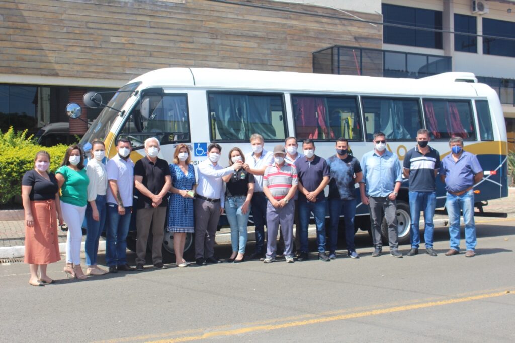 APAE DE TRÊS BARRAS É CONTEMPLADA COM ÔNIBUS NOVO E ADAPTADO