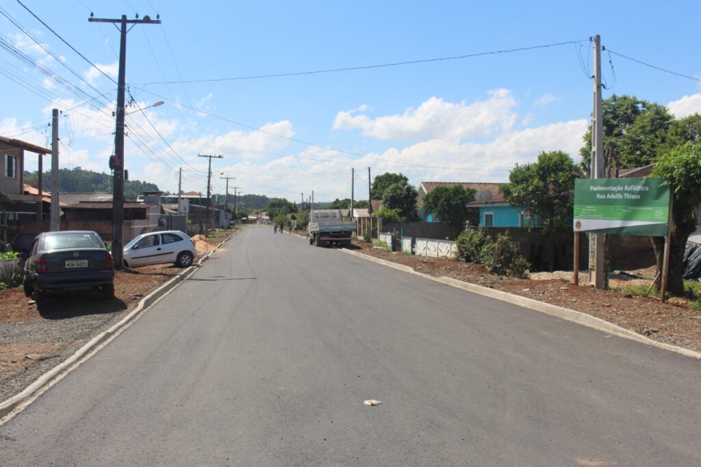 OBRAS: RUAS DO BAIRRO JOÃO PAULO II E DISTRITO DE SÃO CRISTÓVÃO RECEBEM PAVIMENTAÇÃO ASFÁLTICA, EM TRÊS BARRAS