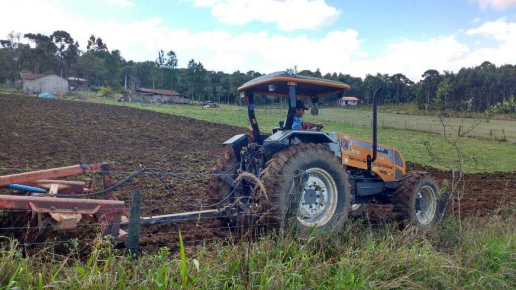 Maquinário da Agricultura tem auxiliado em serviços na cidade e no interior