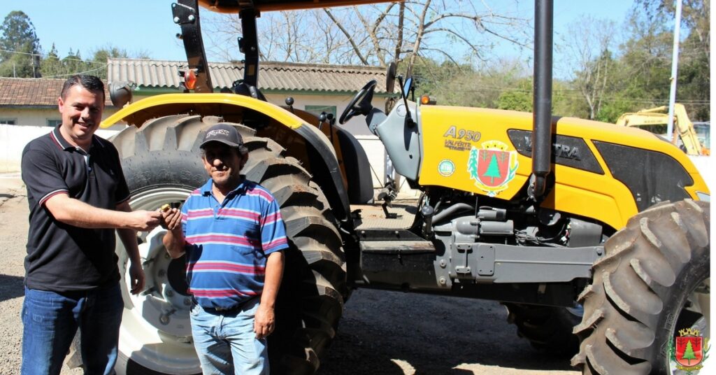 Novo trator da Agricultura vai reforçar atendimentos pelo Porteira Adentro