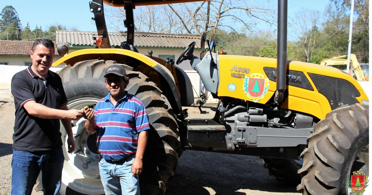 Novo trator da Agricultura vai reforçar atendimentos pelo Porteira Adentro
