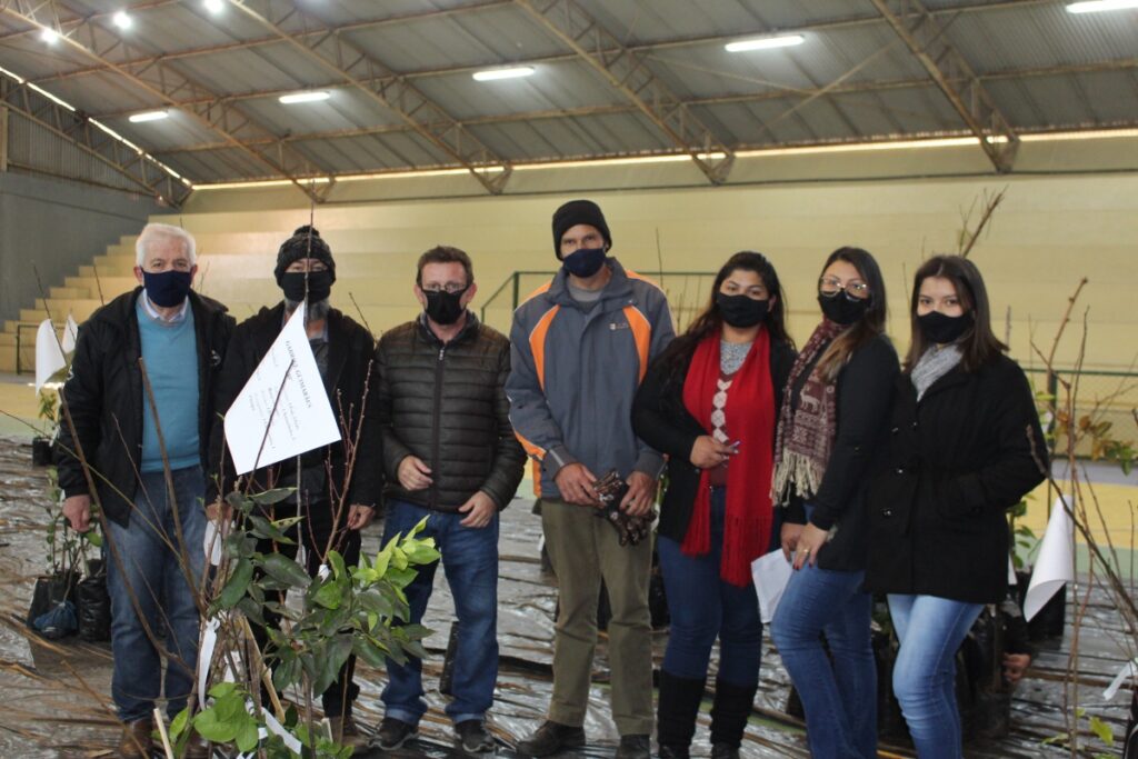 TRÊS BARRAS ENTREGA MAIS DE 1400 MUDAS FRUTÍFERAS NO ÚLTIMO SÁBADO
