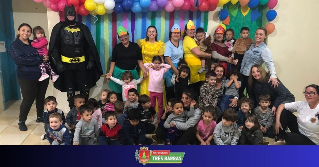 Batman e Bela fazem a alegria das crianças nos CMEIS de Três Barras