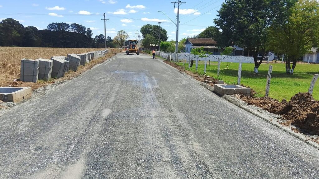 Obra de pavimentação de rua implica em interdição no São João dos Cavalheiros, em Três Barras Obra de pavimentação de rua implica em interdição no São João dos Cavalheiros, em Três Barras