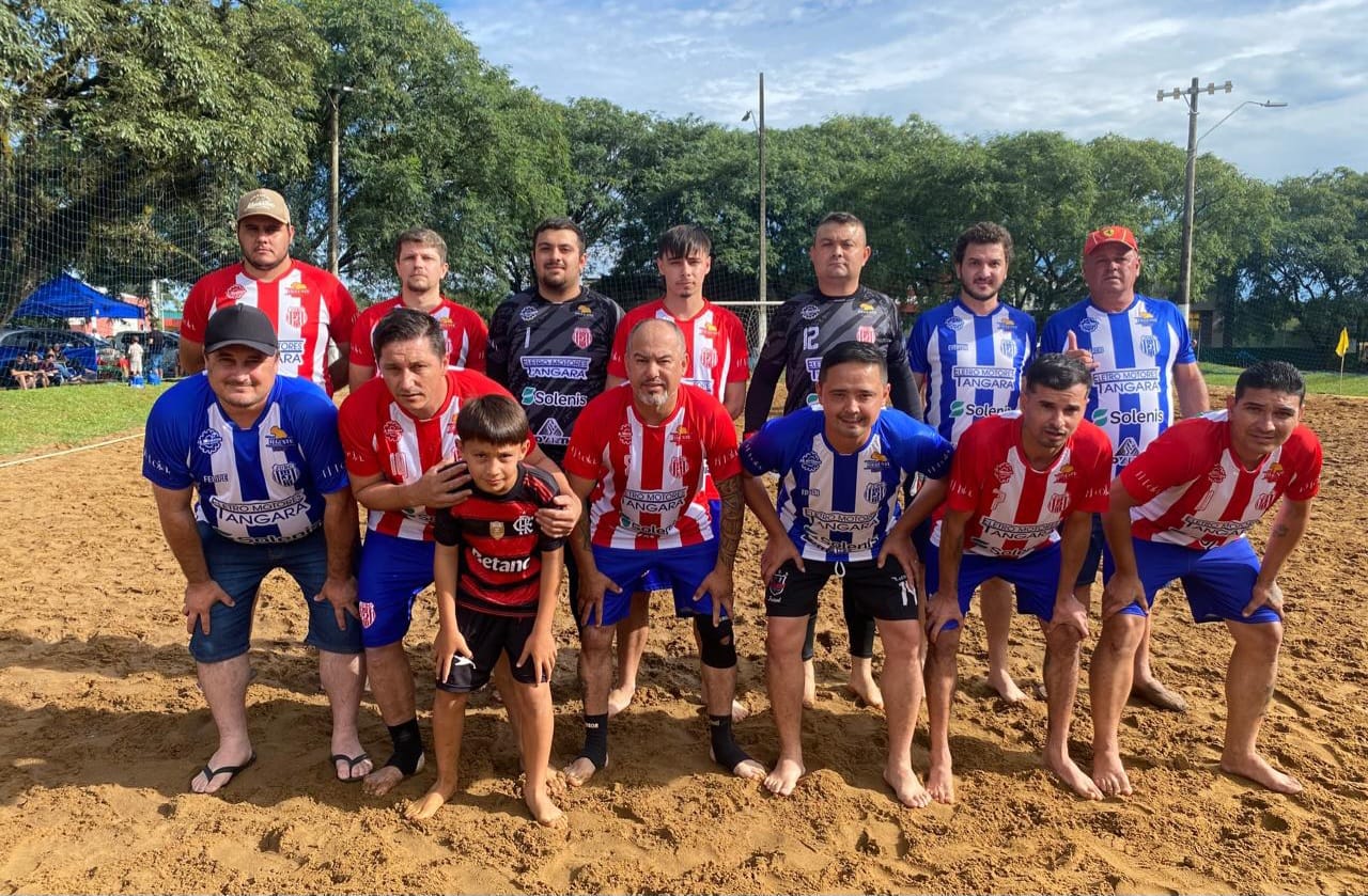 Três Barras define finalistas do Municipal de Futebol de Areia; vôlei misto também agita o domingo