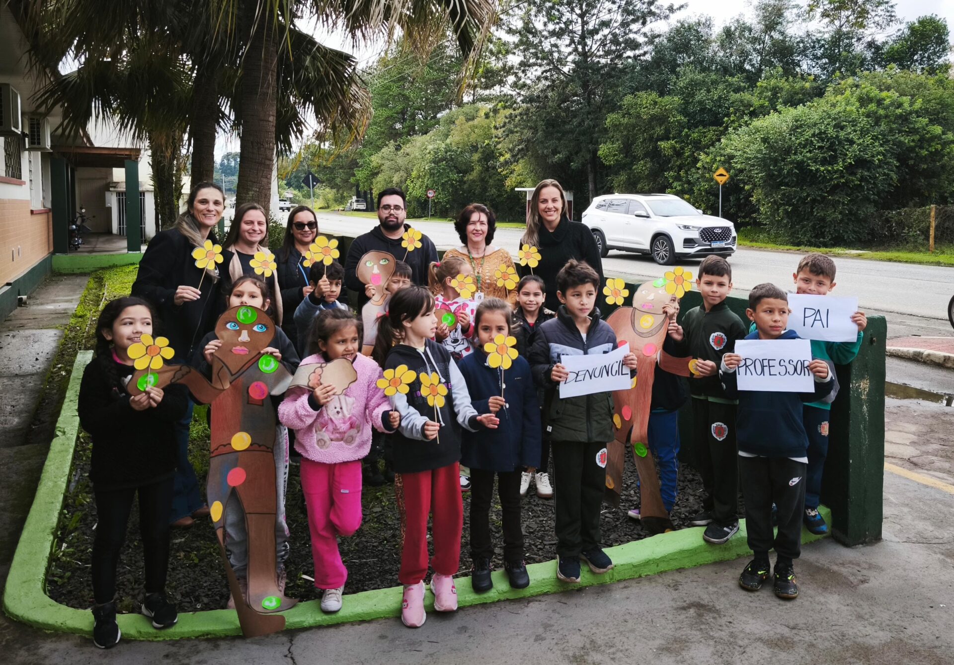 Comunidade Escolar participa da Hora Cívica alusiva ao Dia Nacional de Combate à Exploração Sexual Infantojuvenil