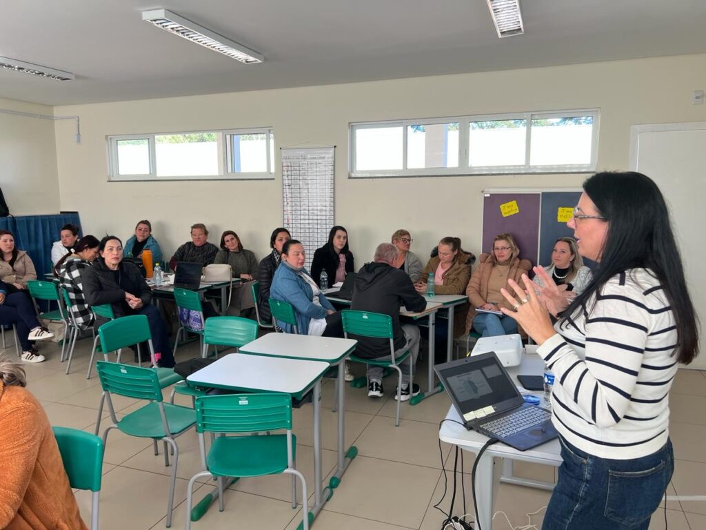 Secretaria de Educação de Três Barras realiza formação continuada para cerca de 160 profissionais Secretaria de Educação de Três Barras realiza formação continuada para cerca de 160 profissionais