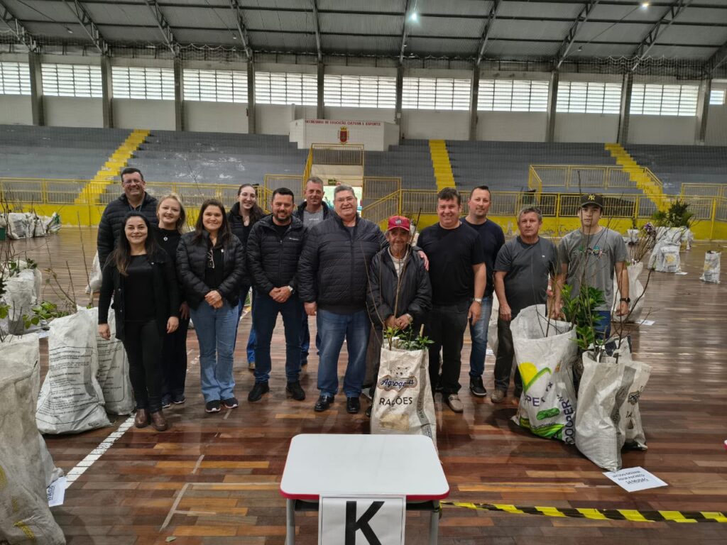 Três Barras promove entrega de quase 2 mil mudas frutíferas e plantas ornamentais nesta sexta-feira Três Barras promove entrega de quase 2 mil mudas frutíferas e plantas ornamentais nesta sexta-feira