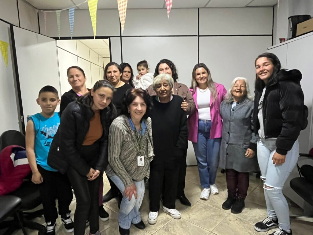 Famílias Protagonistas: Fortalecendo Direitos e Transformando Territórios Famílias Protagonistas: Fortalecendo Direitos e Transformando Territórios