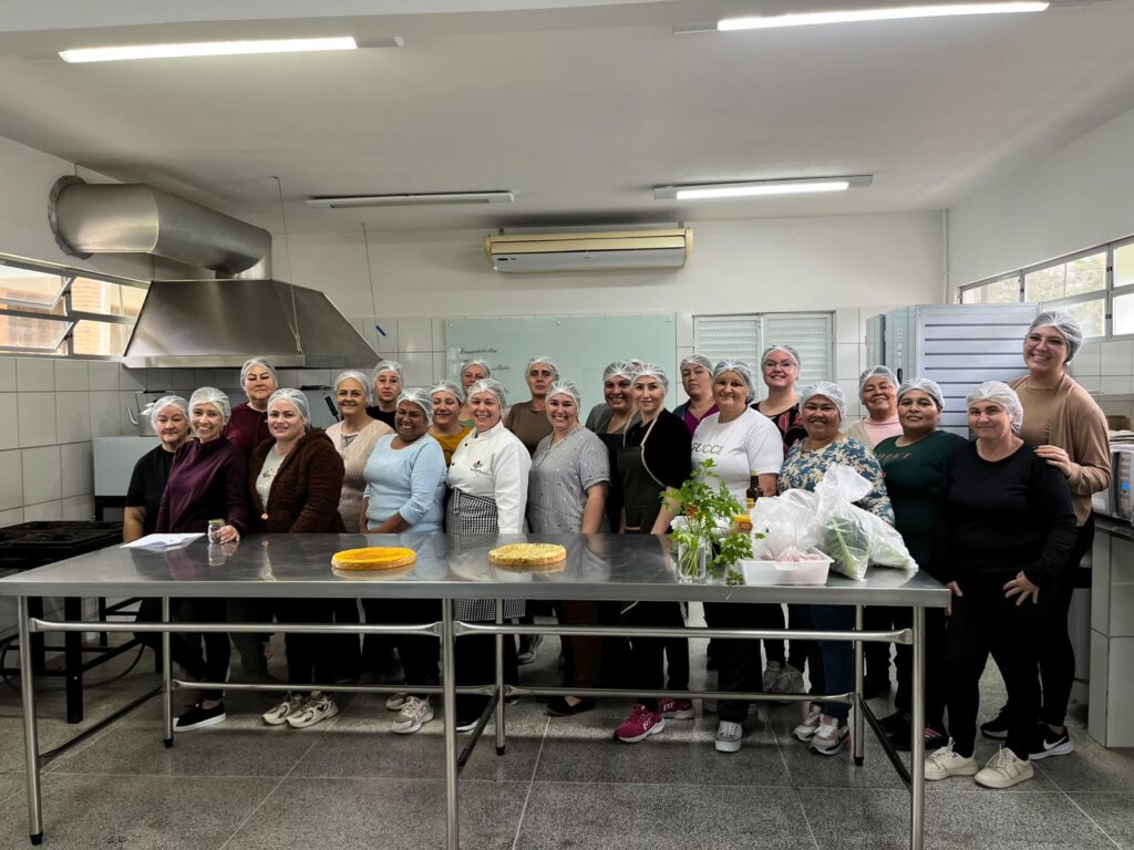 Sabor, nutrição e valorização do campo: Merendeiras da rede municipal passam por capacitação em Três Barras Sabor, nutrição e valorização do campo: Merendeiras da rede municipal passam por capacitação em Três Barras