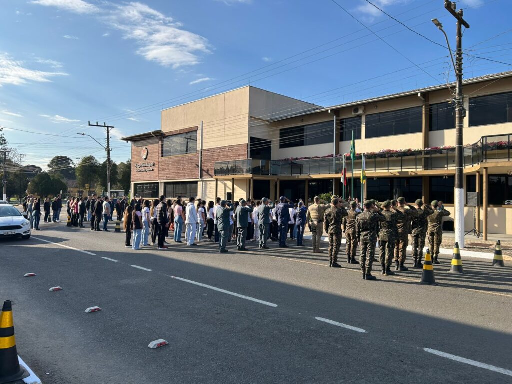 Semana da Pátria: Três Barras celebra o civismo em ato em frente à Prefeitura Semana da Pátria: Três Barras celebra o civismo em ato em frente à Prefeitura