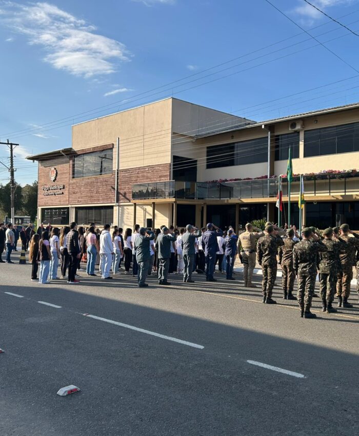 Semana da Pátria: Três Barras celebra o civismo em ato em frente à Prefeitura